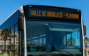 El autobús a la playa volverá a conectar Valle de Abdalajís con la Costa del Sol este verano