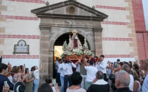 Una emotiva Bajada de la Virgen de Flores marca el inicio de los cultos a la Patrona