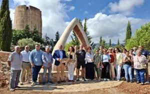 Una escultura construida con técnicas ancestrales abre una nueva ‘Puerta’ a la Sierra de las Nieves