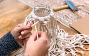 Monda ofrece un taller gratuito de macramé de 30 horas durante el mes de octubre
